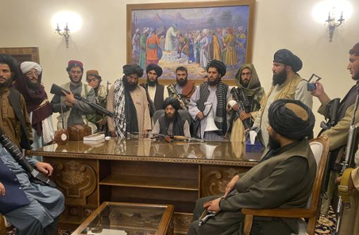 Talibankämpfer im Präsidentenpalast von Kabul: neue Herrscher Foto: dpa/Zabi Karimi