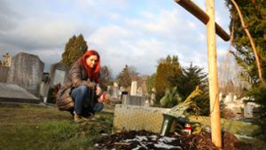 Desiree Amschl-Strablegg, die Leiterin der Palliativpflege im Vinzi-Dorf-Hospiz, besucht den Friedhof, auf dem die verstorbenen Bewohner begraben sind. Foto: Zeitenspiegel/Sascha Montag