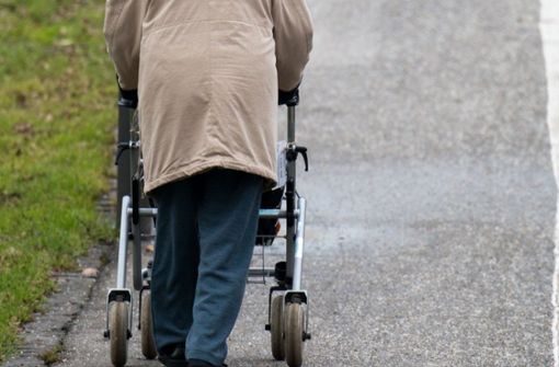 Ein 56-Jähriger, der mit seinem Rollator die Straße überqueren wollte, ist in Filderstadt von einem Autofahrer erfasst worden. (Symbolbild) Foto: dpa