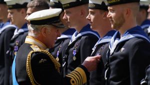 König Charles III. ehrt Matrosen der Royal Navy für ihren Einsatz. Foto: imago/i Images