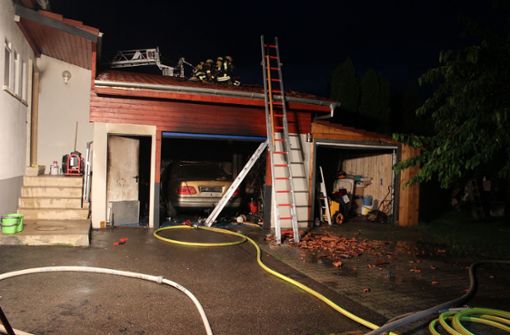 Der Brand in der Garage war wegen der vielen gelagerten Gegenstände gefährlich, sagt die Feuerwehr. Foto: SDMG