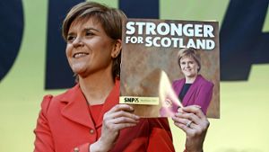 Die Chefin der sozialdemokratischen Schottischen Nationalpartei (SNP), Nicola Sturgeon, bejubelt den Sieg ihrer Partei. Foto: EPA