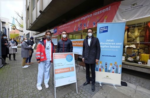 Am Mittwoch hat der Erste Bürgermeister Fabian Mayer (r.) noch die neue Impfstation besucht – tags darauf war zu. Foto: Stadt Stuttgart/Leif Piechowski