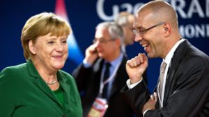 Als Finanzstaatssekretär  war Jörg Asmussen ein  gefragter Berater auch von Kanzlerin Angela Merkel. Das Bild entstand 2011 beim G20-Treffen in Cannes. Foto: dpa