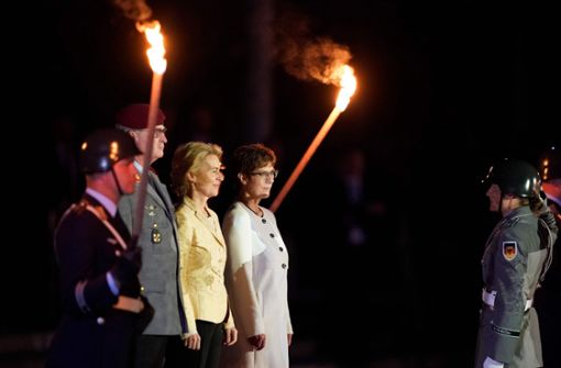 Ursula von der Leyen mit ihrer Amtsnachfolgerin Annegret Kramp-Karrenbauer beim Großen Zapfenstreich. Foto: AFP