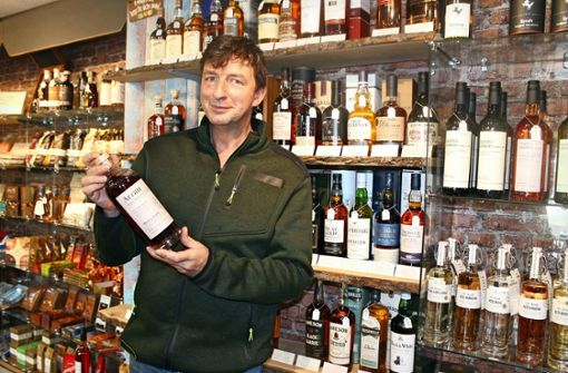 Rund 75 besondere Whiskys gibt es bei Jörg Seher zu kaufen – alle hat er schon einmal probiert. Der 53-Jährige kennt sich aus mit dem flüssigen Gold. Foto: V/eronika Andreas