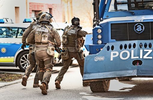 Im Einsatz: das SEK mit Spezialfahrzeug und Polizeischüler als Opfer eines Terrorangriffs Foto: 7aktuell.de/Marc Gruber