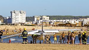 Hunderte Badegäste genießen Strand und Sonne in der Nähe von Lissabon. Bis mitten unter ihnen eine Cessna 152 notlandet und dabei zwei Menschen tötet. Foto: AP