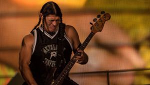 Robert Trujillo, der Bassist von Metallica, hat einen zwölfjährigen Sohn. Dieser greift nun auf der Südamerika-Tour der Metal-Band Korn in die Saiten. Foto: AFP