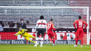 Leipzigs Andre Silva (Zweiter von rechts) macht das Tor zum 0:1 gegen Stuttgarts Torwart Florian Müller. Foto: dpa/Tom Weller