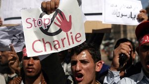 Weltweit, wie hier im Yemen, sind Menschen auf die Straße gegangen, um gegen die neue Ausgabe des Satiremagazins Charlie Hebdo zu protestieren. Foto: EPA