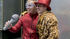 Markus Herzer (rechts) als Elton John bei der Party für  „Rocketman“. Foto: Andreas Engelhard