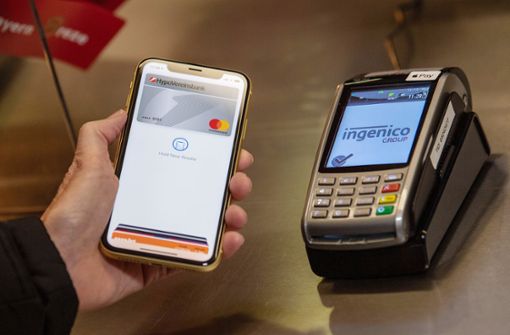 Apple Pay soll Einzug in die Sparkasse erhalten. Foto: Lino Mirgeler/dpa