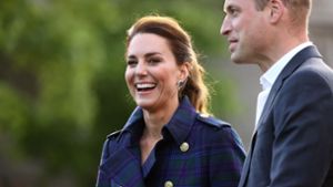 Herzogin Kate und Prinz William bereisen Schottland. In unserer Bildergalerie zeigen wir die schönsten Looks der Herzogin. Foto: AFP/CHRIS JACKSON