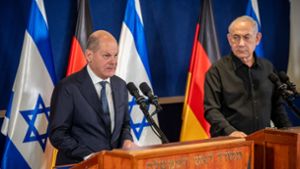 Bundeskanzler Olaf Scholz (links)  neben Benjamin Netanjahu, Ministerpräsident von Israel. Foto: dpa/Michael Kappeler