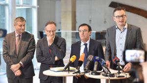Die vier Fraktionschefs Hans-Ulrich Rülke (FDP), Andreas Stoch (SPD), Wolfgang Reinhart (CDU) und Andreas Schwarz (Grüne), als sie die Entscheidung verkündeten, dass die Rückkehr zu staatlicher Altersversorgung vorerst auf Eis liegt. Foto: dpa