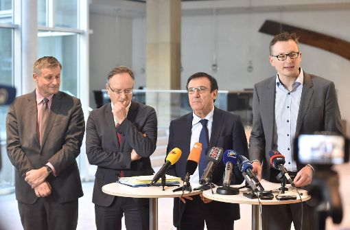 Die vier Fraktionschefs Hans-Ulrich Rülke (FDP), Andreas Stoch (SPD), Wolfgang Reinhart (CDU) und Andreas Schwarz (Grüne), als sie die Entscheidung verkündeten, dass die Rückkehr zu staatlicher Altersversorgung vorerst auf Eis liegt. Foto: dpa