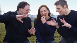 Die Startup-Gründer  Alexander Pfaff, Diana Ohl und Marcus Fiedrich (von links) mit ihrem Insektensnack:  Ist der Proteinriegel ein  Lebensmittel der Zukunft? Foto: Bearprotein