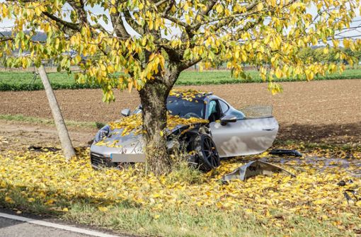Der Porsche-Fahrer wurde bei dem Unfall leicht verletzt. Foto: SDMG/ Dettenmeyer