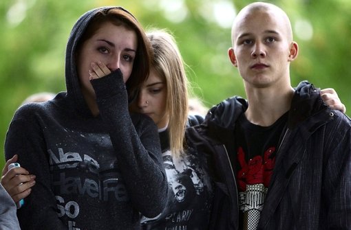 Drei Teenager trauern bei der Gedenkfeier vor einer Woche um Amanda Todd. An diesem Wochenende kam es  spontan zu Gedenkveranstaltungen. Foto: dapd
