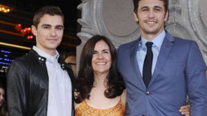 Dave Franco (li.) mit seiner Mutter und Bruder James. Foto: imago images/PicturePerfect