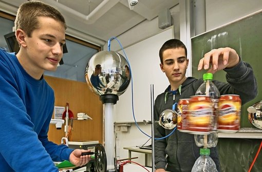 Elektrostatisch: Tobias Fleischer (links) und sein Bruder Max untersuchen, welche Antriebsart für eine Schwebebahn am besten geeignet ist. Foto: Michael Steinert