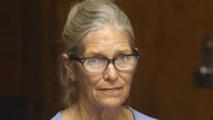 Leslie Van Houten nimmt an ihrer Bewährungsanhörung in der California Institution for Women teil (Archivbild vom 6. September 2017). Die 73-Jährige ist unter Bewährungsaufsicht aus dem Gefängnis entlassen worden. Foto:  