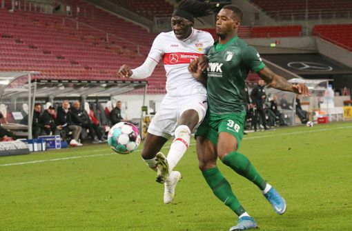 Tanguy Coulibaly (li.) verletzte sich im Spiel des VfB Stuttgart gegen den FC Augsburg. Foto: Baumann
