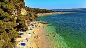 Traumhafte Kulisse: ein Badestrand an der kroatischen Adriaküste Foto: DUMONT Bildar/Hans Madej
