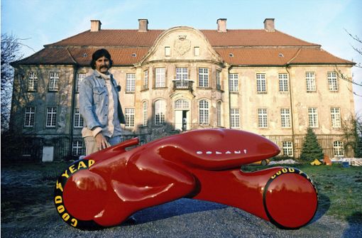 Der Designer Luigi Colani mit einem turbinenbetriebenen Zweirad Foto: Horst Ossinger/dpa