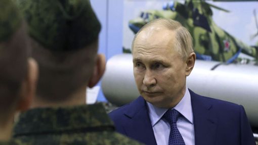 Der russische Präsident Wladimir Putin spricht  mit Militärpiloten. Nach Aussage Putins werde Russland keine Nato-Gebiete angreifen (Archivfoto). Foto: dpa/Sergei Karpukhin