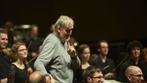 Helmut Lachenmann mit Musikern des RSO Stuttgart beim Festival „Lachenmann-Perspektiven“ Foto: Martin  Sigmund