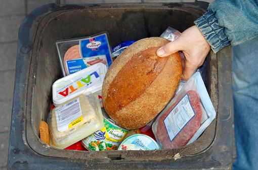 Ist das Mindesthaltbarkeitsdatum abgelaufen, landen  Lebensmittel oft im Müll.  Das soll sich ändern, denn viele Produkte sind noch essbar. Foto: /Imago
