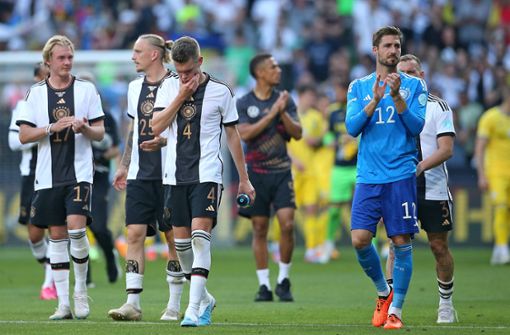 Das deutsche Team bedankt sich bei den Fans in Bremen – überzeugen konnte die Mannschaft nicht. Foto: Pressefoto Baumann/Cathrin Müller