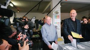 Der Spitzenkandidat der CDU, Carsten Meyer-Heder, wirft seinen Stimmzettel in eine Wahlurne. Foto: dpa