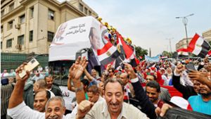 Angebliche Anhänger säumen den  Wahlkampf-Bus al-Sisis. Foto: AFP/Khaled Desouki
