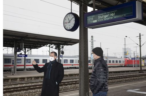 Bürgermeister Frank Buß (li.) und der Leiter von DB Station & Service, Michael Groh, auf dem Bahnsteig 1  in Plochingen Foto: Horst Rudel