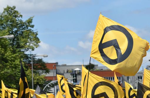 Das gelb-schwarze Logo gehört zur Identitären Bewegung. (Symbolbild) Foto: dpa/Paul Zinken