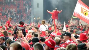 Die Fans von Union Berlin feiern den Aufstieg. Foto: Andreas Gora/dpa