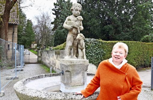Pfarrerin Rommel am Wahrzeichen der Gemeinde: dem Gute-Hirte-Brunnen Foto: Eva Funke