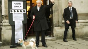 Premier Boris Johnson verlässt mit Hund Dilyn das Wahllokal – und war da schon in bester Laune. Foto: AP/Frank Augstein