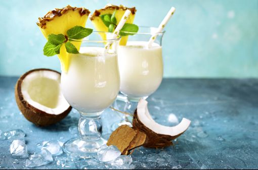 Batida de Coco ist ein beliebtes Sommergetränk, das gerne mit verschiedenen Säften und Obst kombiniert wird.