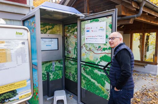 Hier kann man sich sein Lob abholen: Die Schweizer Gemeinde Mettauertal hat einen Schulterklopfautomaten aufgestellt,  Bürgermeister Peter Weber zeigt ihn. Foto: dpa/Philipp von Ditfurth