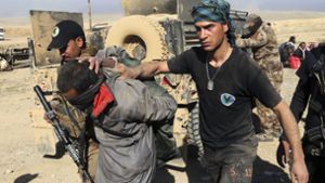 Soldaten einer irakischen Spezialeinheit verhaften einen IS-Kämpfer. Foto: AP