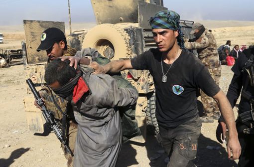 Soldaten einer irakischen Spezialeinheit verhaften einen IS-Kämpfer. Foto: AP