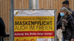 Schilder in der Ludwigsburger Innenstadt weisen auf die generelle Maskenpflicht hin. Foto: factum/Andreas Weise