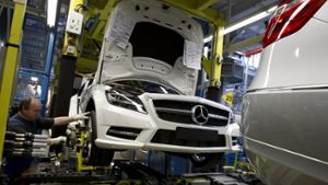 Symbolbild: Ein Mitarbeiter arbeitet an einer Produktionsstraße im Mercedes-Benz Werk in Sindelfingen. Auch Daimler soll vom Rückruf betroffen sein. Foto: dapd