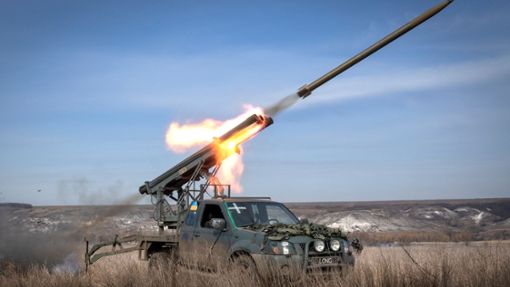 Die Ukraine verteidigt sich seit mehr als zwei Jahren gegen den russischen Angriffskrieg. Heute ist der 746. Kriegstag. Foto: Efrem Lukatsky/AP/dpa