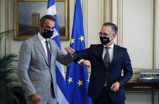 Station eins der Vermittlungstour: Außenminister Heiko Maas (rechts) beim griechischen Regierungschef Kyriakos Mitsotakis in Athen. Foto: dpa/Thanassis Stavrakis