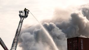 Die Feuerwehr kämpft im Hamburger Hafen gegen das Feuer. Foto: Daniel Bockwoldt/dpa/Daniel Bockwoldt